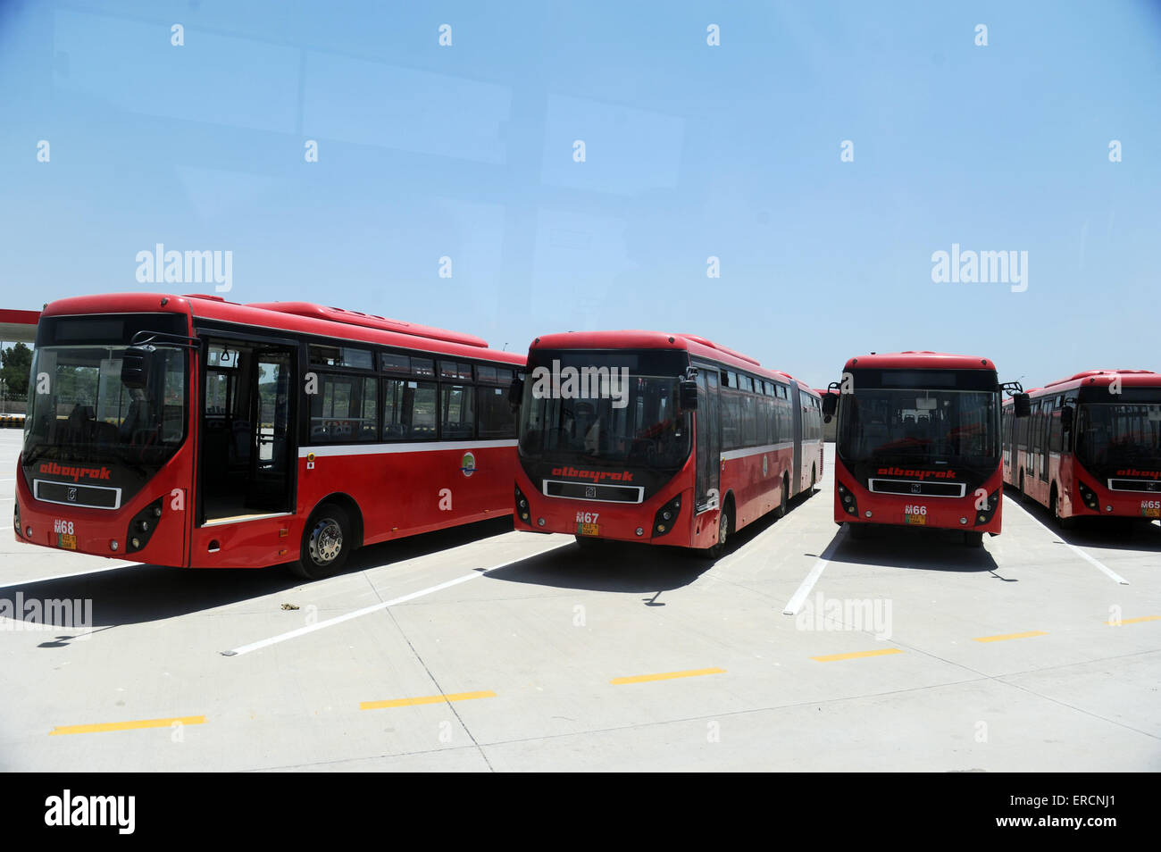 (150601) -- ISLAMABAD, 1 juin 2015 (Xinhua) -- La Chine a-bus sont vus dans le parking de bus metro" à Islamabad, Pakistan, le 1 er juin 2015. De la capitale pakistanaise Islamabad tiendra son tout premier service de transport public moderne 'Metro' plus tard cette semaine pour fournir une estimation de l'achalandage de 135 000 passagers par jour, ont déclaré lundi. Un total de 68 couleur rouge Climatisation centrale Mini-autobus, fabriqués en Chine, fournira des services aux passagers sur un parcours de 23 kilomètres entre Islamabad et sa ville sœur de Rawalpinidi, une des principales villes de l'est de la province du Pendjab. (Yucheng Garden Banque D'Images