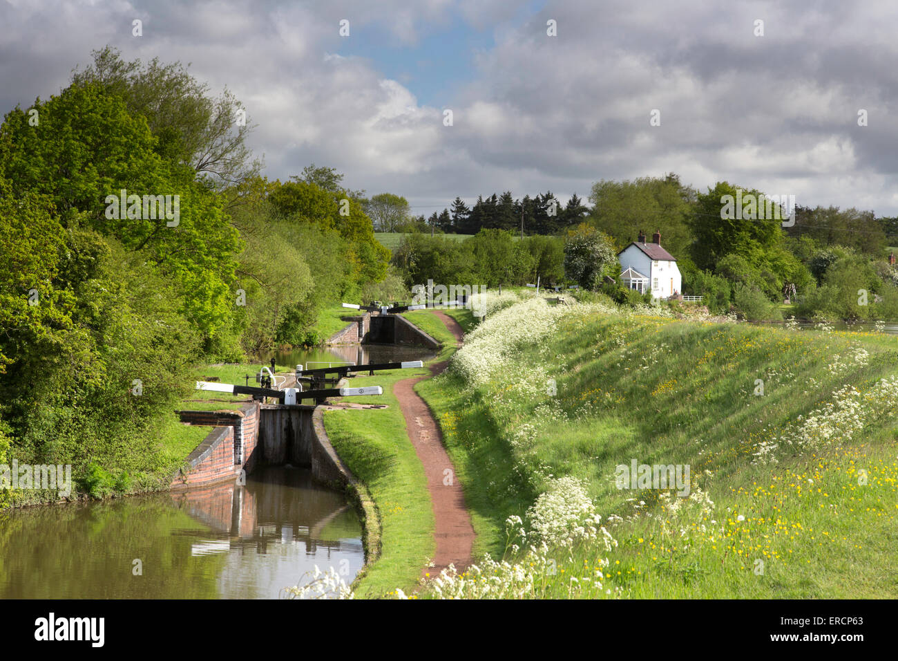 Le lever du soleil sur la serrure sur le vol Worcester & Birmingham Canal près de Tardebigge, Worcestershire, Angleterre, RU Banque D'Images