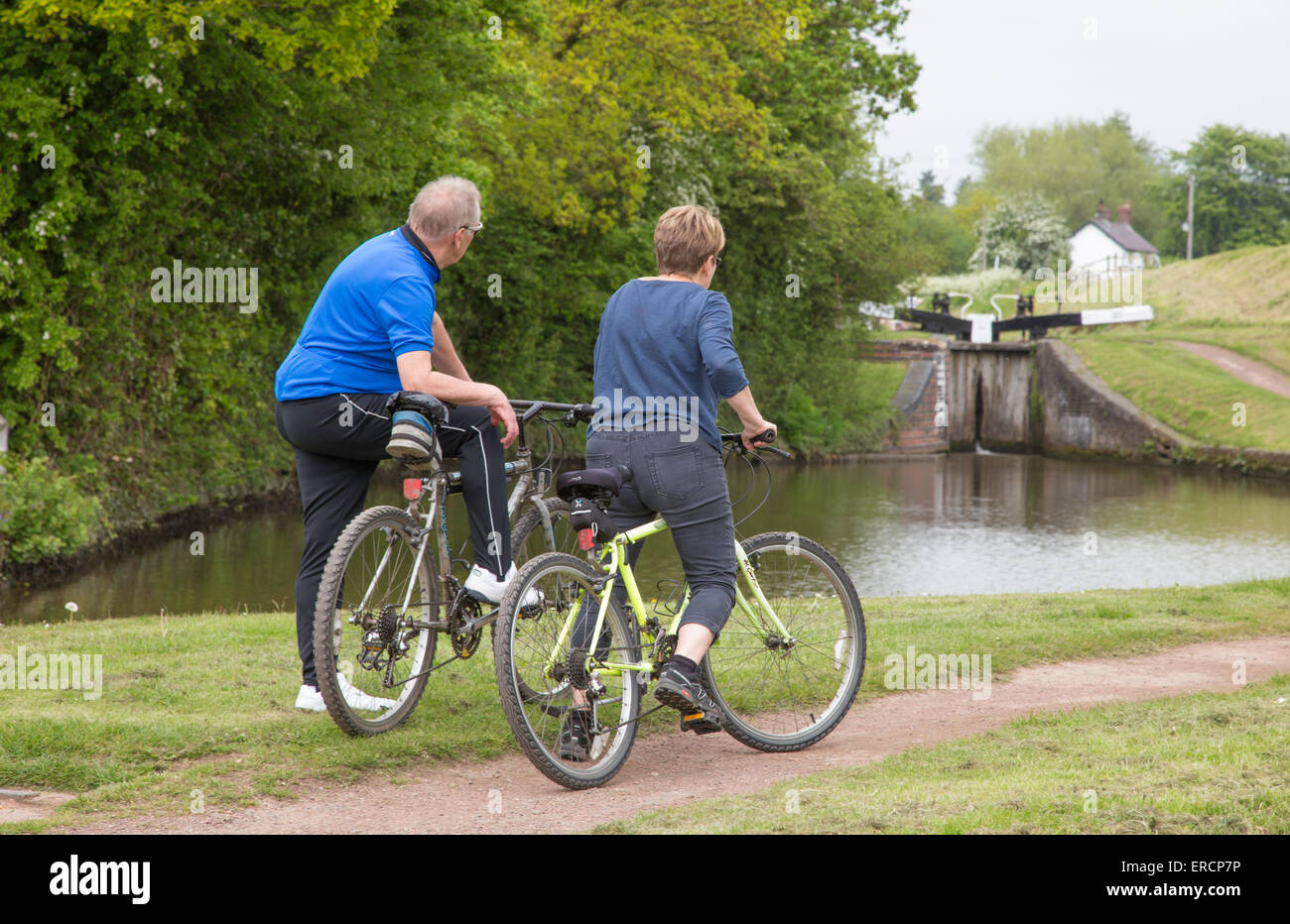 Les cyclistes d'âge moyen sur le Canal de Worcester et Birmingham près de Tardebigge, Worcestershire, Angleterre, RU Banque D'Images