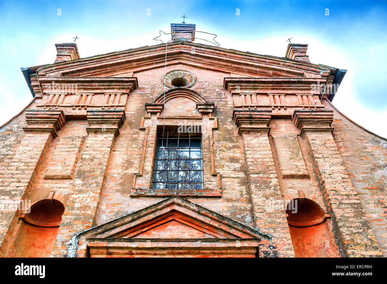 Façade d'une Brickwall XVII siècle , église dédiée à Notre-Dame de la conception dans le village d'Belricetto près de Ravenne dans la campagne d'Émilie-Romagne en Italie du Nord : sa construction a commencé en 1686 Banque D'Images