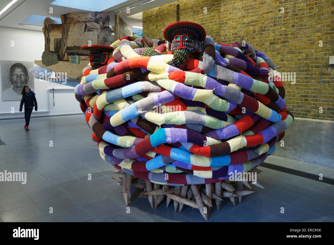 La serpentine Sackler Gallery Exposition : Pascale Marthine Tayou : Boomerang. (London, UK) Banque D'Images