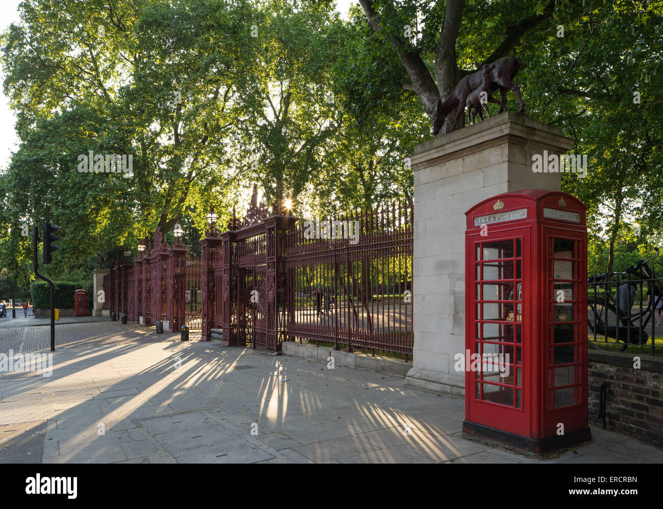 Queens Gate, Kensington Gardens, Londres. Boîte de téléphone rouge. Banque D'Images