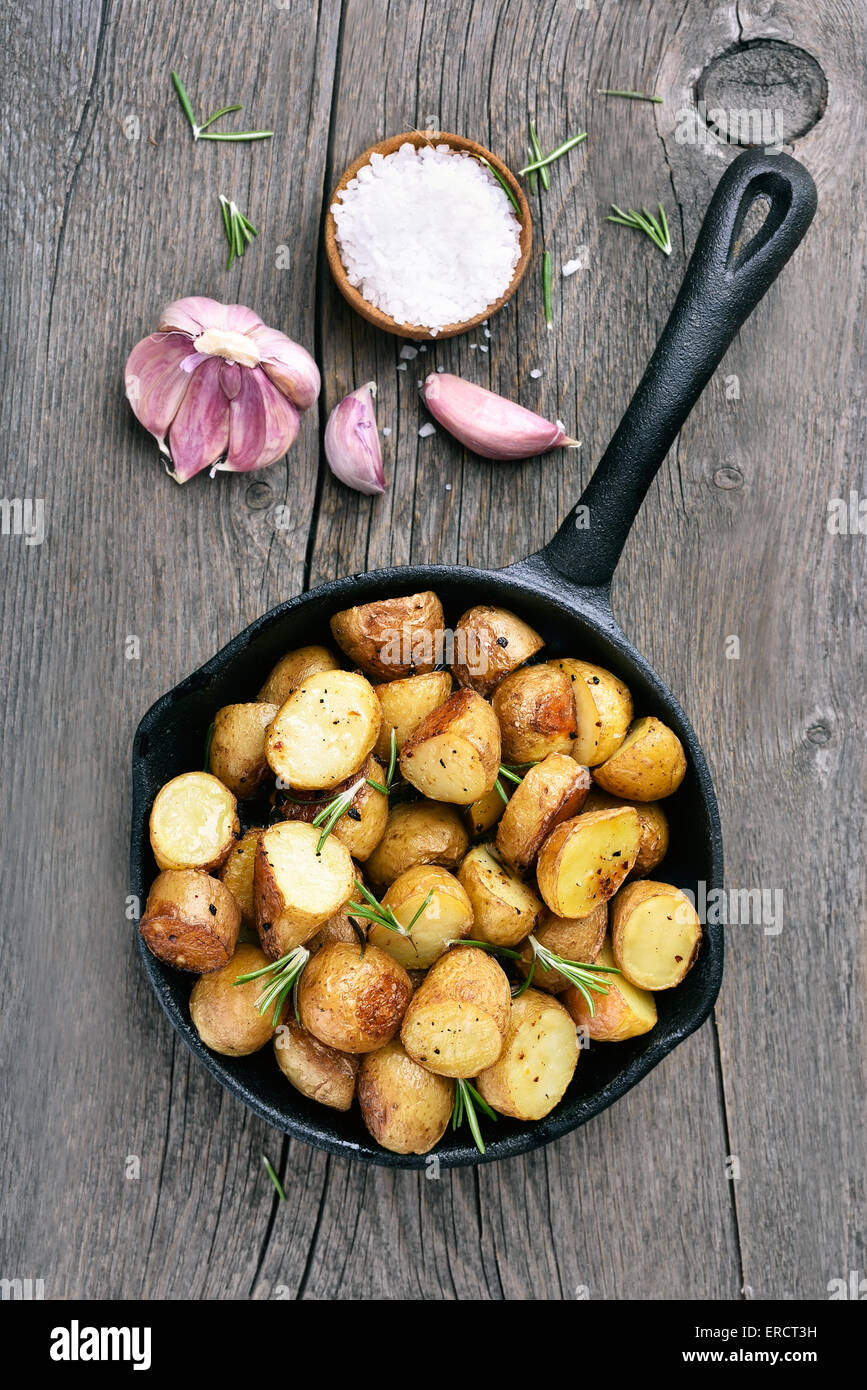 Pommes de terre rôties dans la poêle, vue d'en haut Photo Stock - Alamy
