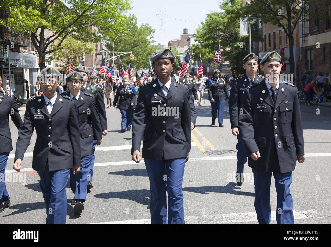 JROTC secondaire mars dans le Memorial Day Parade à Bay Ridge, Brooklyn, New York. Banque D'Images