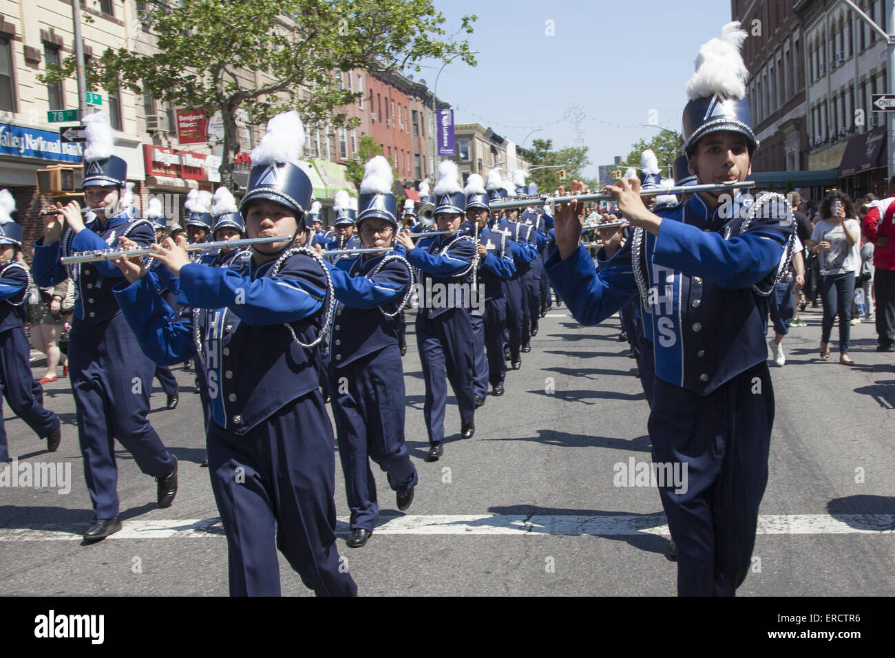 Fort Hamilton High School Marching Band marches & joue au Memorial Day Parade dans Bay Ridge, Brooklyn, New York. Banque D'Images