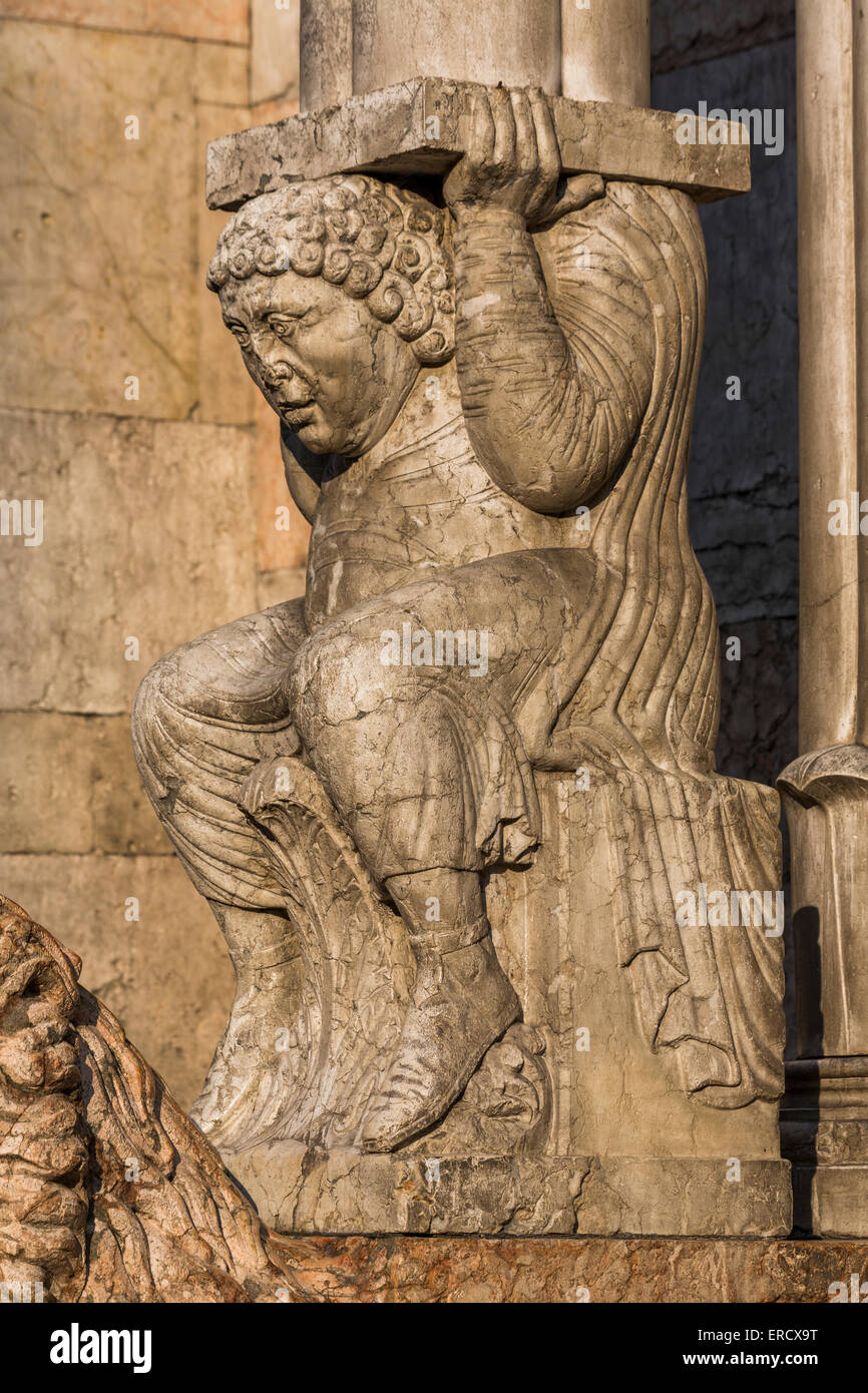 La sculpture de la figure comme base de colonne, la Cathédrale de Ferrare, Basilica Cattedrale di San Giorgio, Ferrara, Italie Banque D'Images