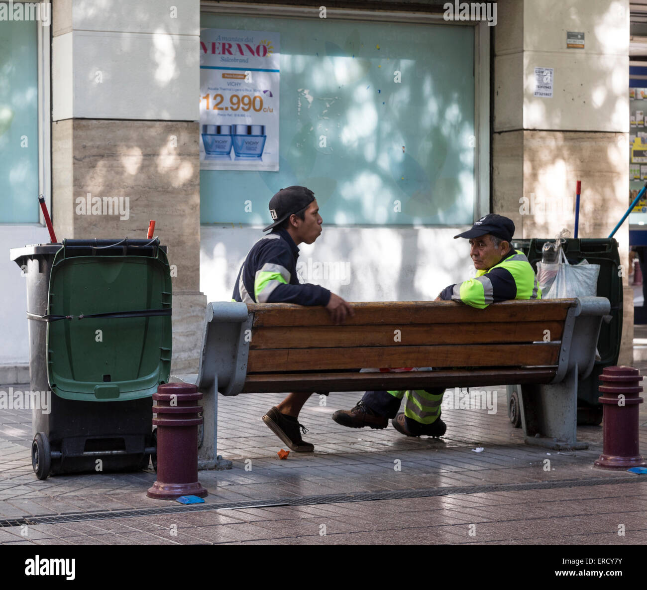 Les éboueurs au repos, centre-ville, Santiago, Chili Banque D'Images