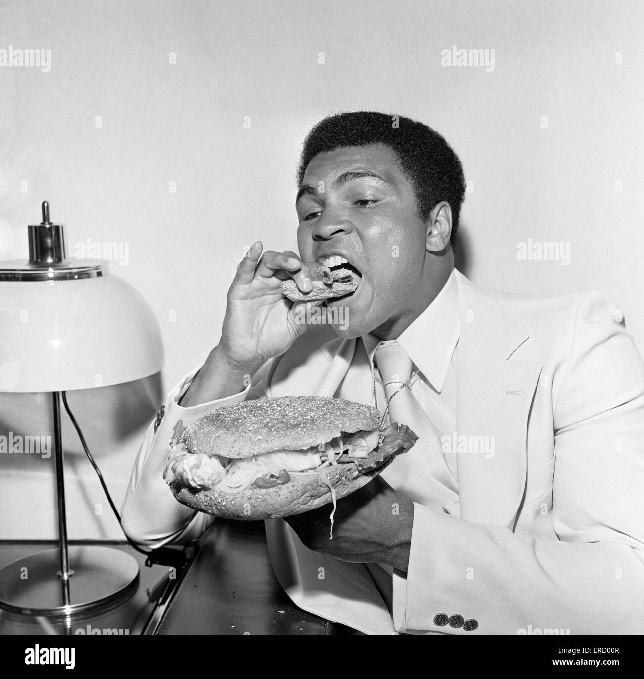 Muhammad Ali le Louisville Lip réduit au silence par un Stottie, Gâteau traditionnel d'une délicatesse Geordie farci de la laitue, l'oignon, le concombre et la tomate. Photo prise lors de sa tournée de Tyneside, Newcastle. 16 Juillet 1977 Banque D'Images