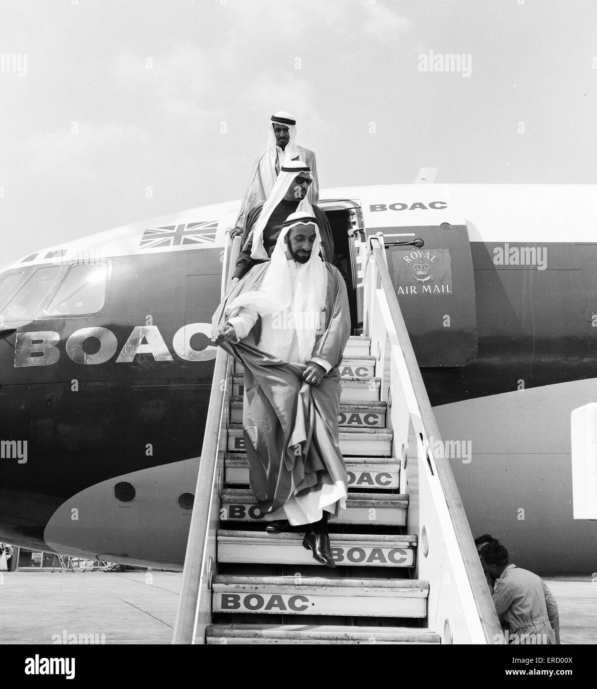 Cheikh Zayed bin Sultan Al Nahyan, souverain d'Abu Dhabi, arrive à l'aéroport de Heathrow, à l'ish pour visite officielle à Londres. 10 juin 1969. Banque D'Images