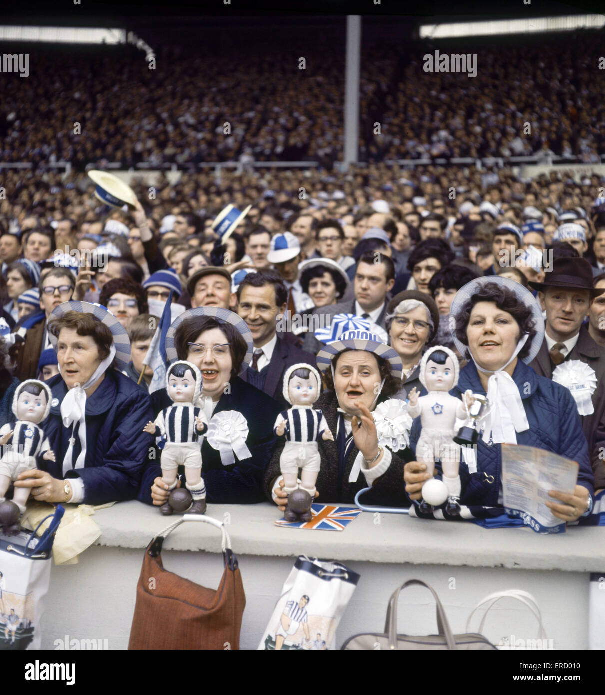Finale de la FA Cup, au stade de Wembley, West Bromwich Albion v Everton 1  0. West Brom femelle fans dans la foule holding club style poupées. 18 mai  1968 Photo Stock - Alamy