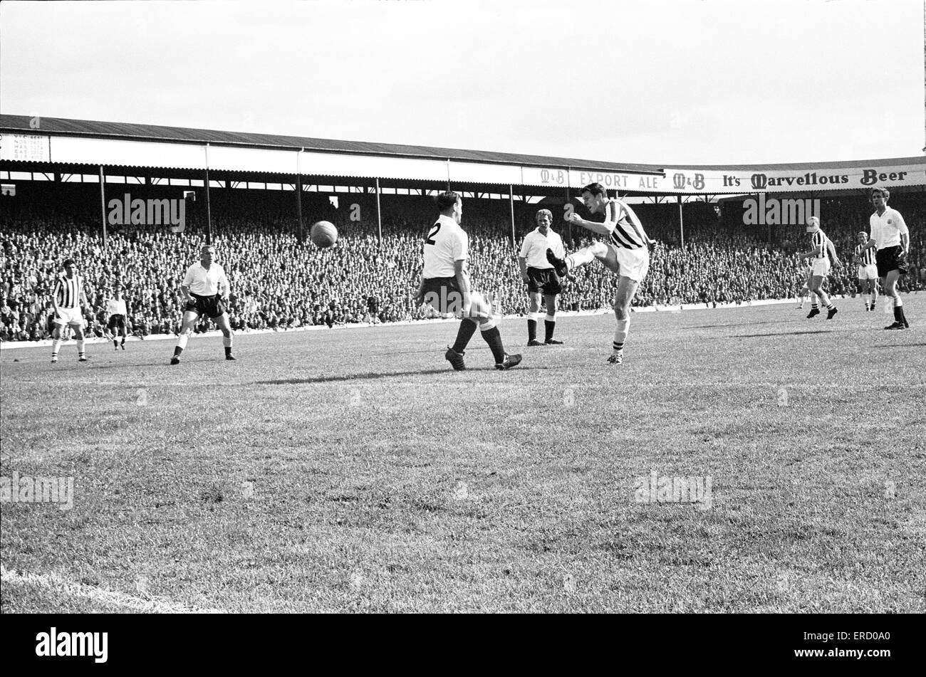 Division de la Ligue anglaise un match à The Hawthorns West Bromwich Albion v Fulham 1 6. Au cours de l'action du match. Keith Smith photographié ici en tant qu'il déduit l'un des deux objectifs avec lesquels il a appuyé les quatre-but Derek Kevan. 8e septembre 1962. Banque D'Images