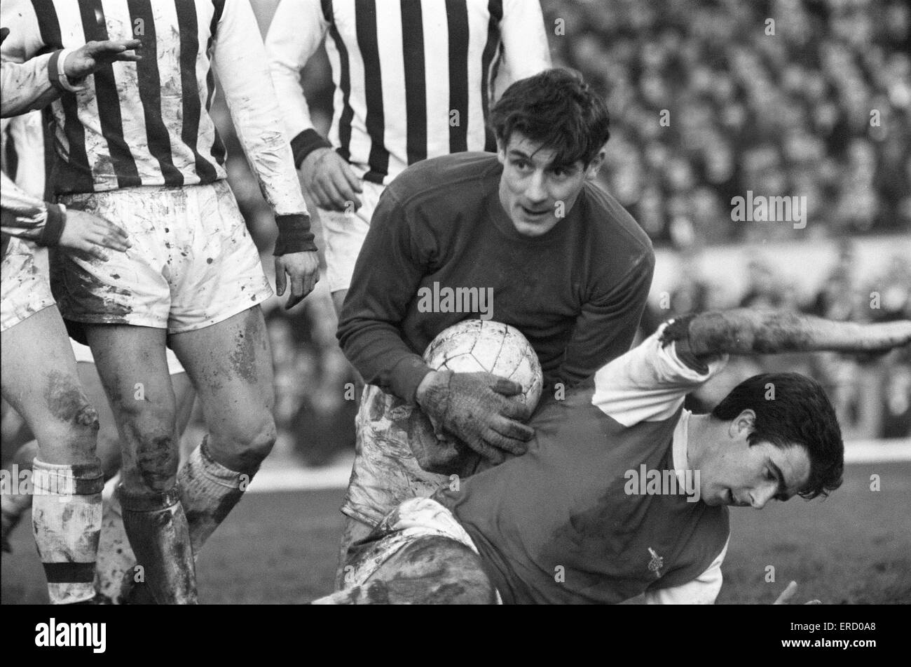 Division de la Ligue anglaise un match à Highbury. 2 Arsenal v West Bromwich Albion 0. West Brom gardien John Osborne se bloque sur un à Highbury malgré les tremblements de Bobby Gould. 21 décembre 1968. Banque D'Images