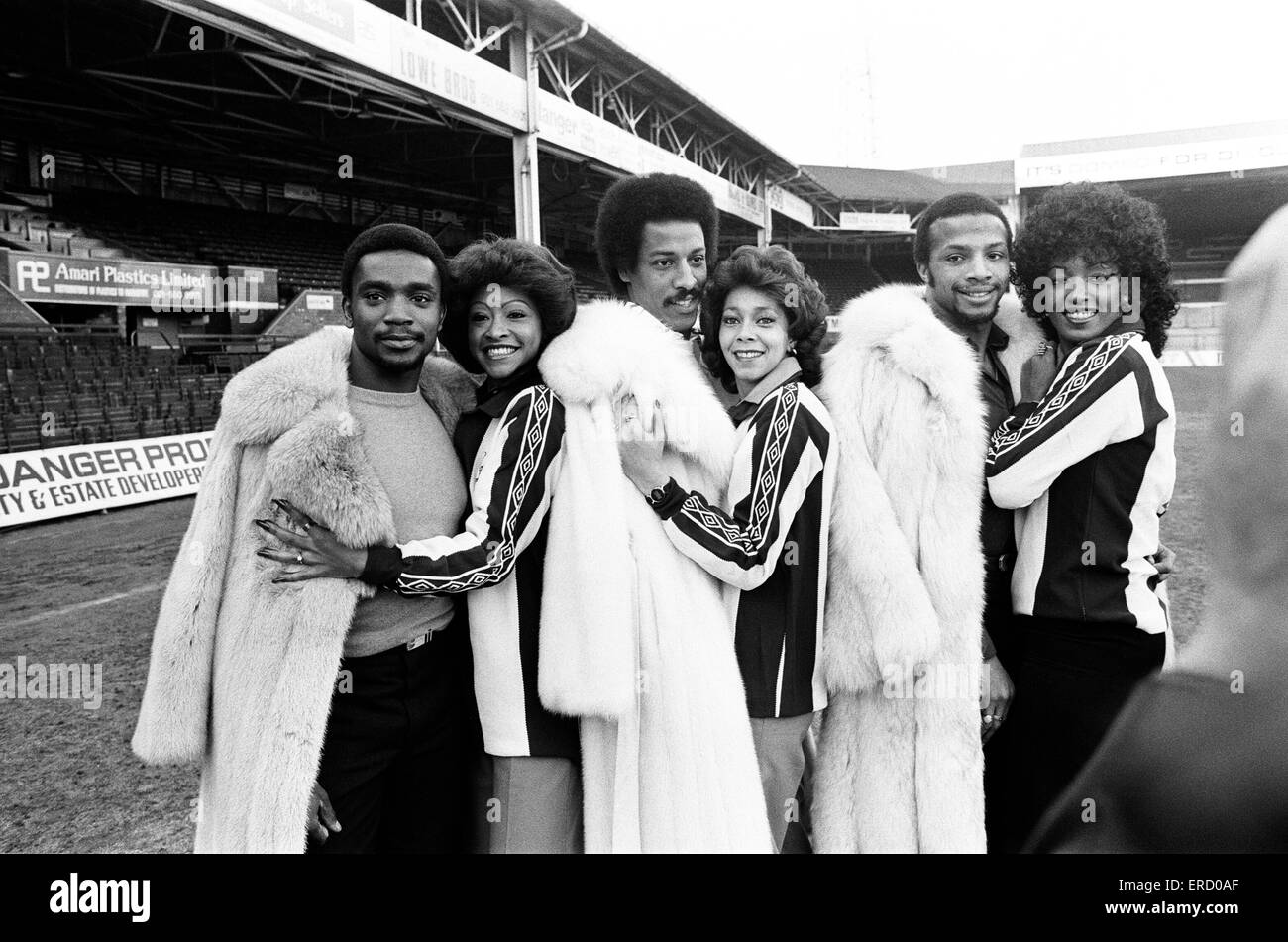 Maison de Valerie, Helen Scott et Sheila Ferguson alias Les trois degrés se retrouvent avec leurs homonymes de football à West Bromwich Albion au sol de l'aubépines, 9 mars 1979. Les joueurs de football, de gauche à droite, Laurie Cunningham, Brendan Batson et Cyr Banque D'Images