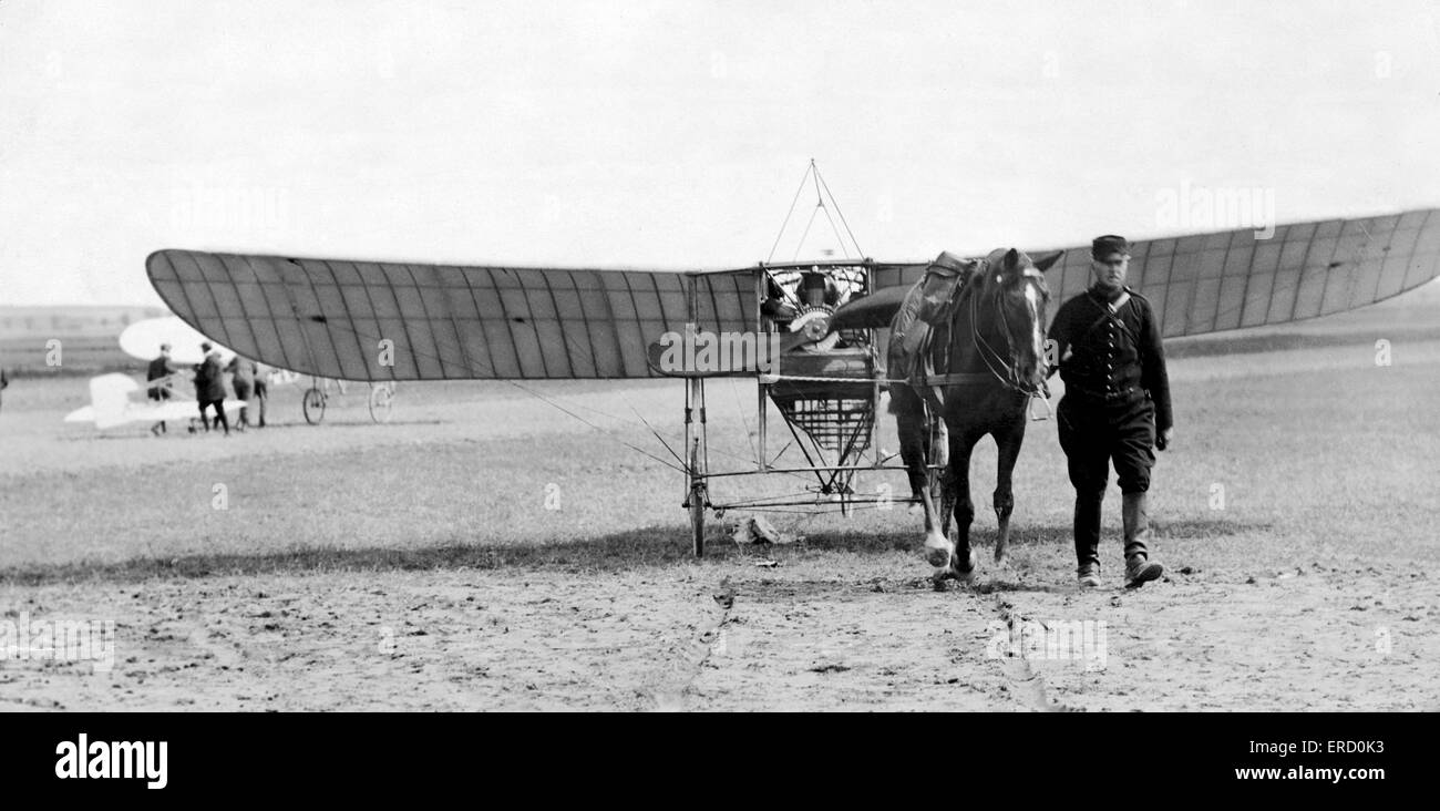 Le Blériot XI monoplane. appartenant à l'aviateur français Louis Blériot dans lequel il a fait sa traversée de la Manche le 25 juillet 1909, que l'on voit sont introduits par Cooper's horse pour affichage à Reims Aviation Week. 24 août 1909. Banque D'Images