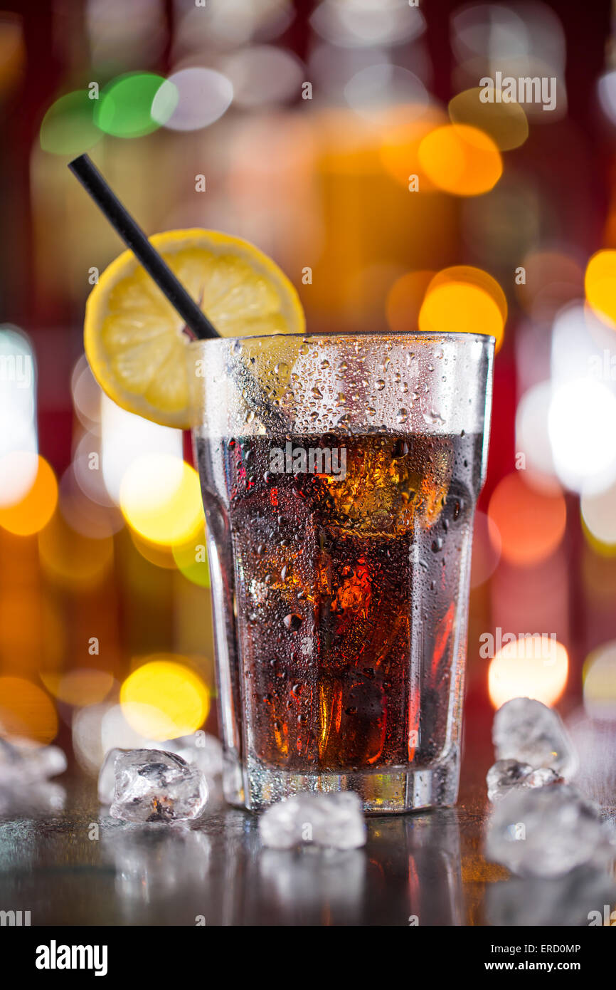 Verre de cola sur bar 24, close-up. Banque D'Images