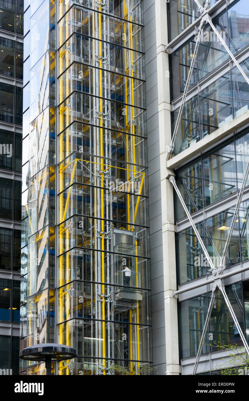 Businessman in wall climber ascenseur immeuble de bureaux à Londres. Banque D'Images