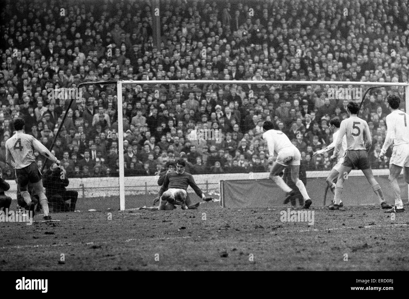 Quart de finale de la FA Cup Match à Stamford Bridge. 1 Chelsea v West Bromwich Albion 2. John Osborne enregistre une blessure par balle à temps partiel n° 4 John Boyle par des moyens peu orthodoxes et d'étincelles Ð une affreuse mêlée. Comme le ballon renversé brièvement lâche, d'une rixe englobe la quasi-ev Banque D'Images