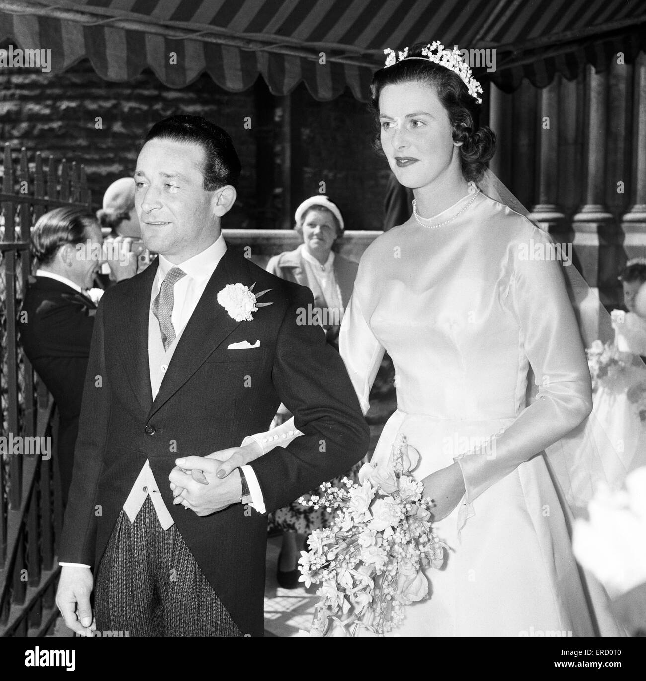Mariage de Fred jockey Hiver et Diana Pearson durant l'espagnol. 28 mai 1956. Banque D'Images