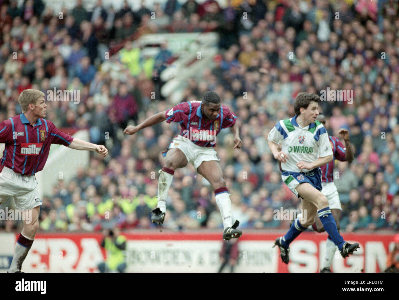 Dalian Atkinson marque le troisième but Aston Villa dans le rendu final de la Coca-Cola League Cup 1994 2ème demi-finale de la jambe, 27 février 1994 contre Tranmere Rovers Banque D'Images