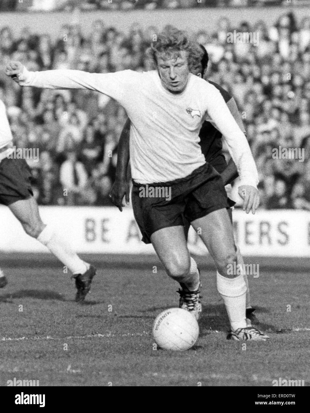 Division de la Ligue anglaise un match à Upton Park West Ham United 0 v Derby County 0. Alan Hinton prend un coup pour le Derby. 27 octobre 1973. Banque D'Images