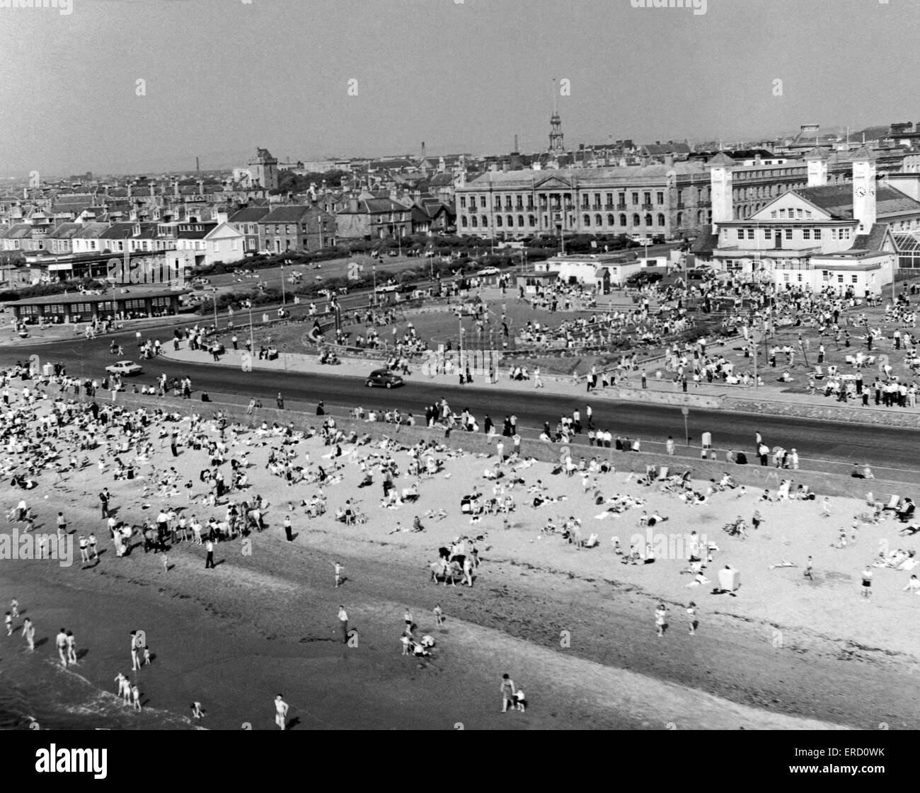 Les gens s'amuser et remplir la côte en été, à la plage d'Ayr en Ecosse. Juin 1970. Banque D'Images