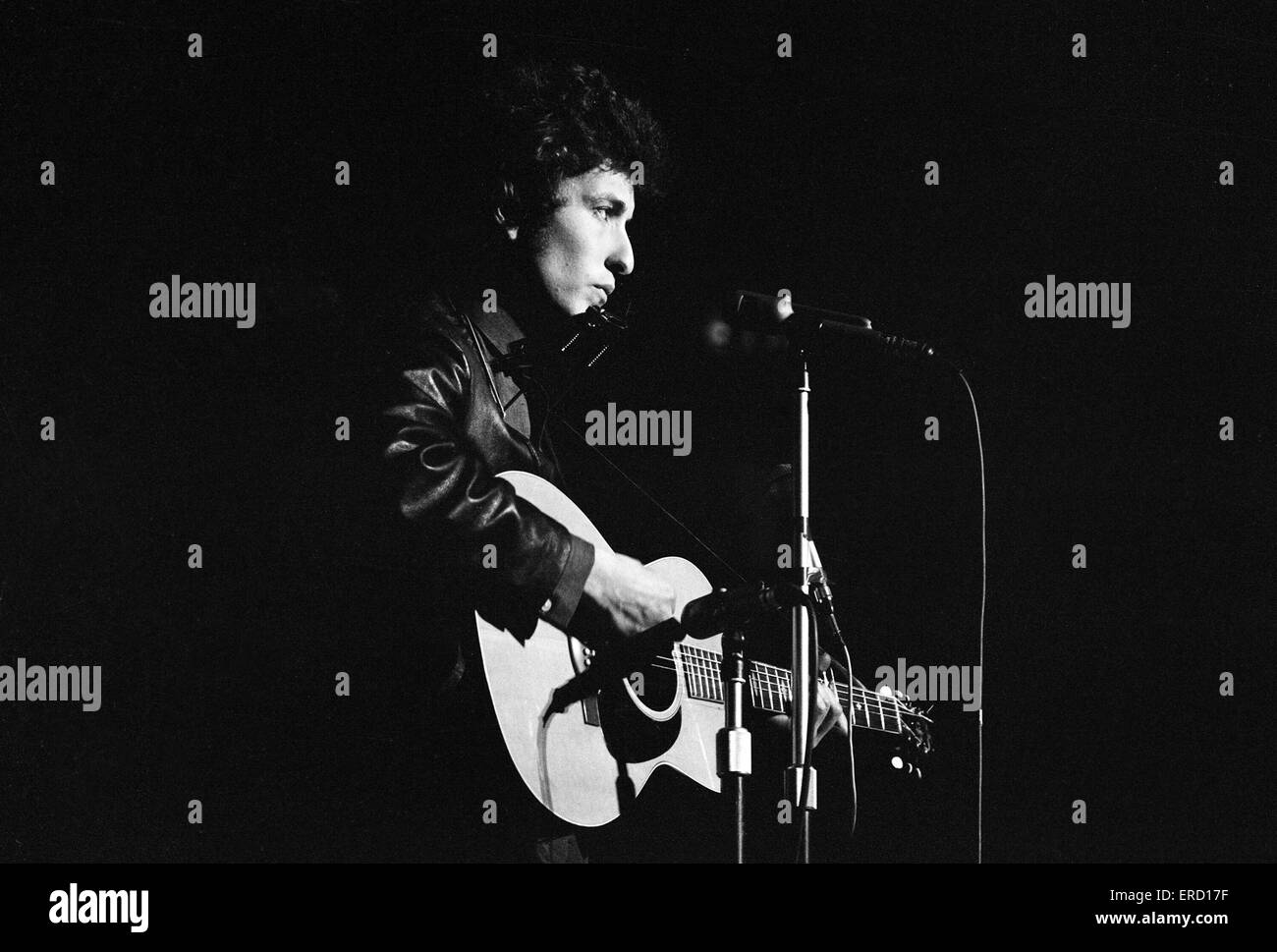 Le chanteur folk américain Bob Dylan en concert au Royal Albert Hall, Londres, pendant sa tournée européenne. 9e mai 1965. Banque D'Images