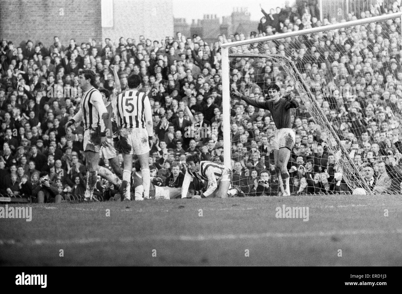 Division de la Ligue anglaise un match à Highbury. 2 Arsenal v West Bromwich Albion 0. Les récriminations commencent comme keeper John Osborne remonstrates avec John Kaye (à gauche), la mise à la masse et Doug Fraser John Talbut après un Bobby Gould objectif dans un pré-Noël def Banque D'Images