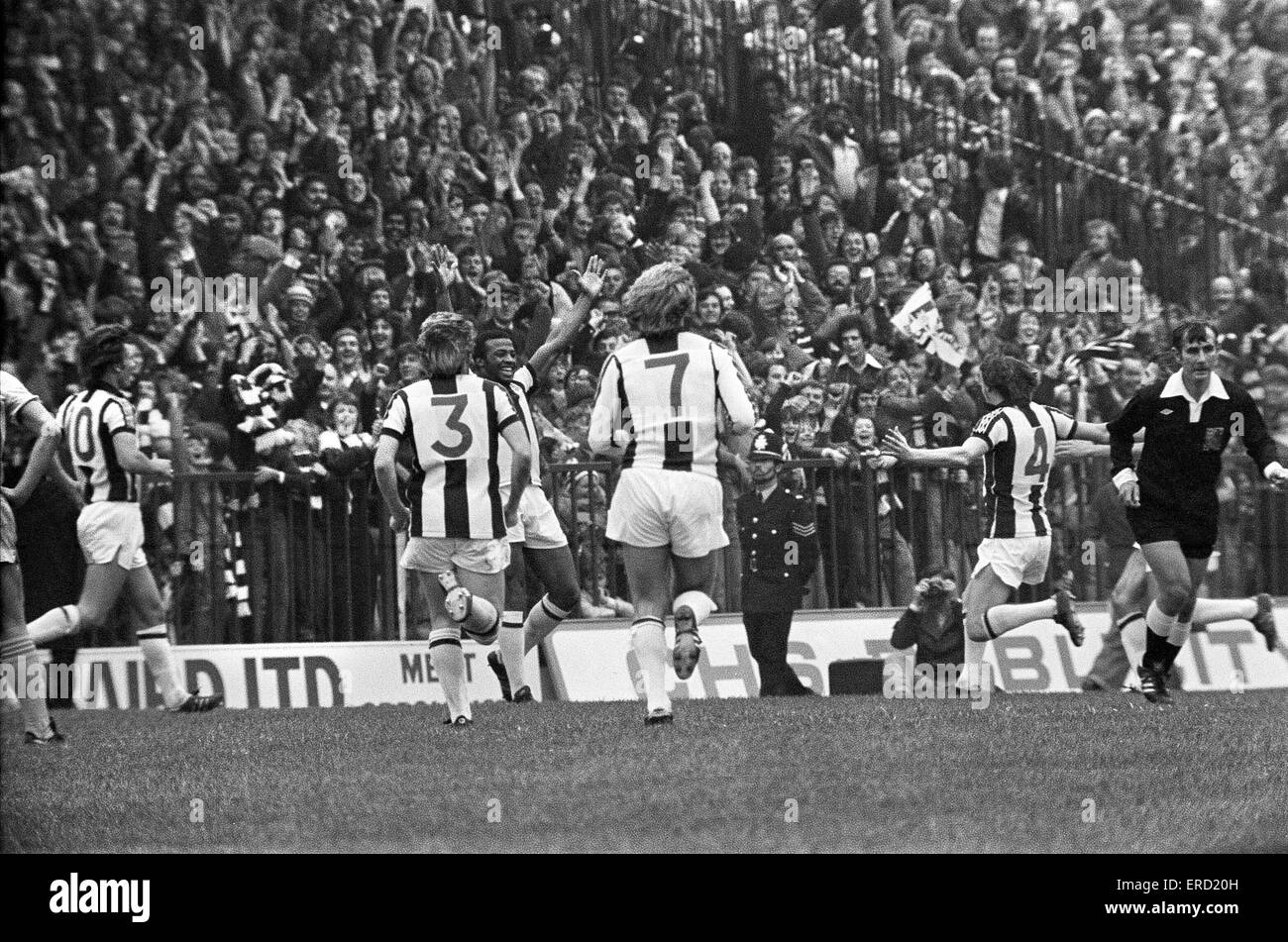 Division de la Ligue anglaise l'un match à l'aubépines. 3 West Bromwich Albion v Birmingham City 1. Plaisir débridé sur la route de Birmingham fin comme Ronnie AllenÕs Albion célébrer un but dans une victoire à domicile 3-1. 24 septembre 1977. Banque D'Images