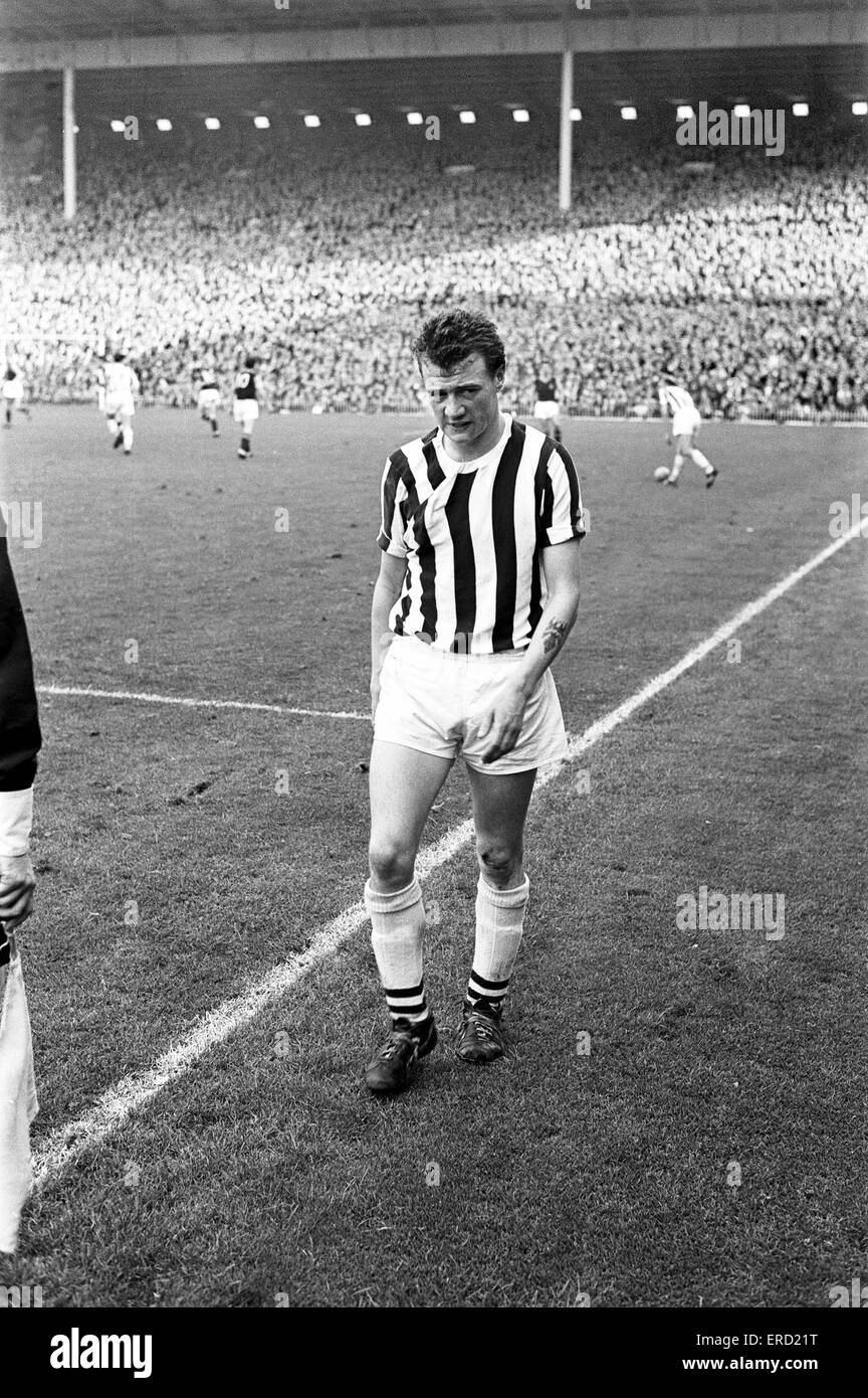 Division de la Ligue anglaise un match à Villa Park. 2 Aston Villa v West Bromwich Albion 0. Clive Clark fait la triste, seule à pied à la chambre après avoir été envoyé dans l'Mildands derby. 6 octobre 1962. Banque D'Images