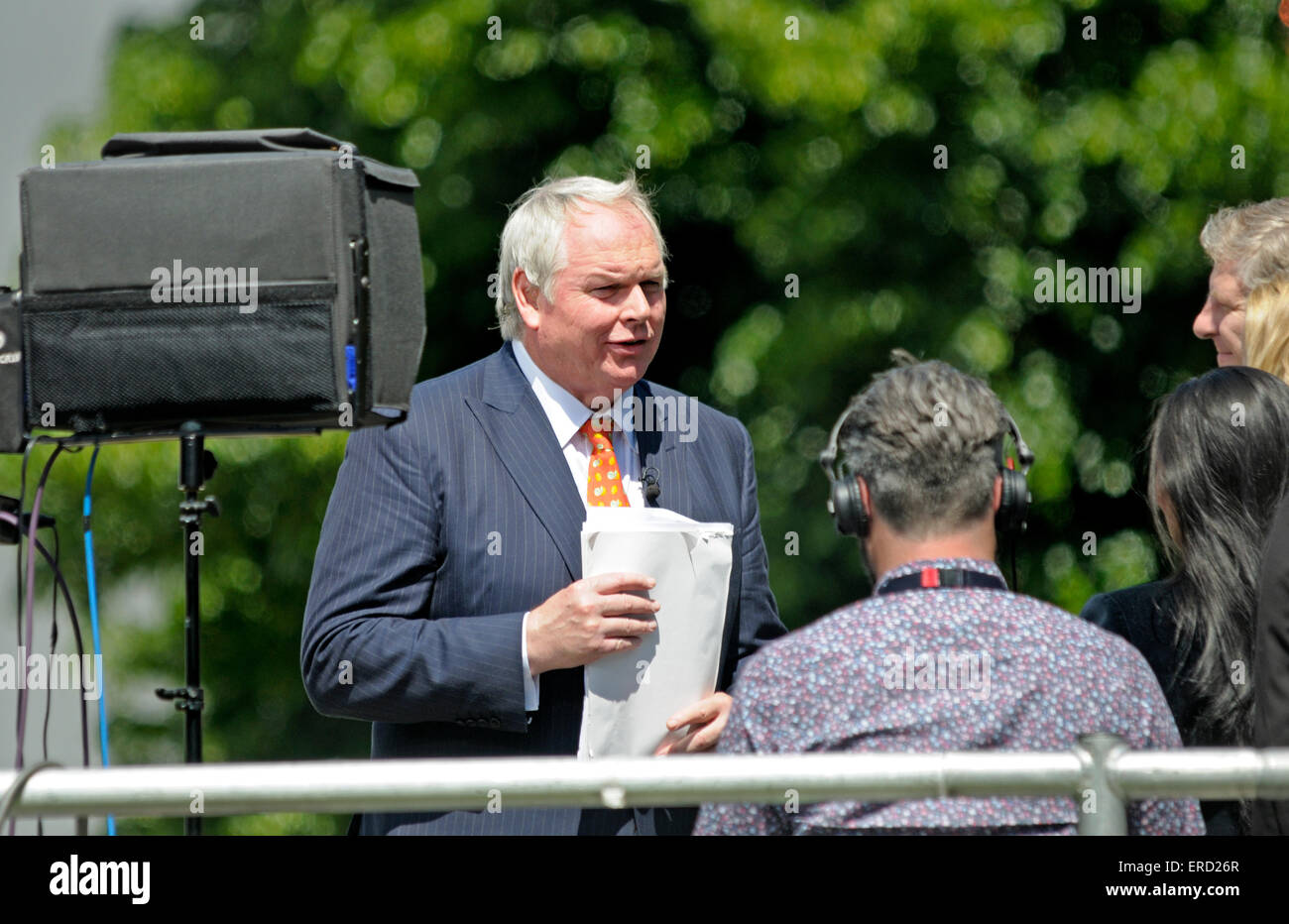 Adam Boulton : Présentateur de Sky News ce soir. Éditeur, chroniqueur politique du Sunday Times, l'entrevue pour Sky News Banque D'Images