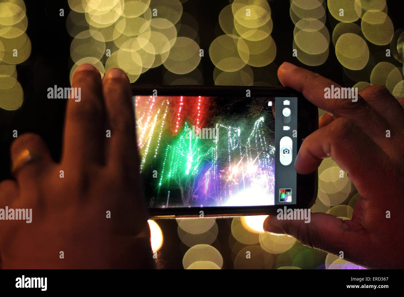 Capturer les lumières de la ville, avec appareil photo de téléphone mobile dans la nuit Banque D'Images