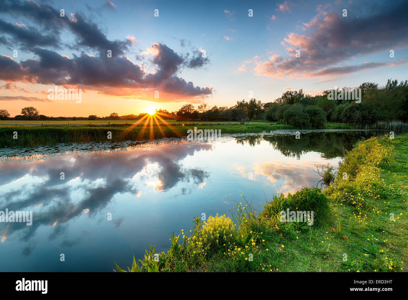 Coucher de soleil sur la rivière Stour comme il s'écoule au-delà de Wimborne Dorset Banque D'Images
