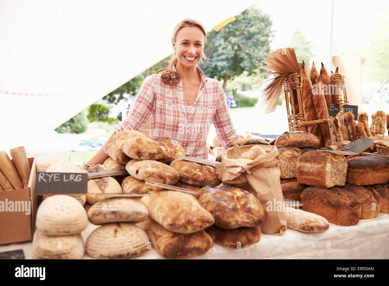 Boulangerie femelle Titulaire de décrochage au marché de produits frais fermiers Banque D'Images