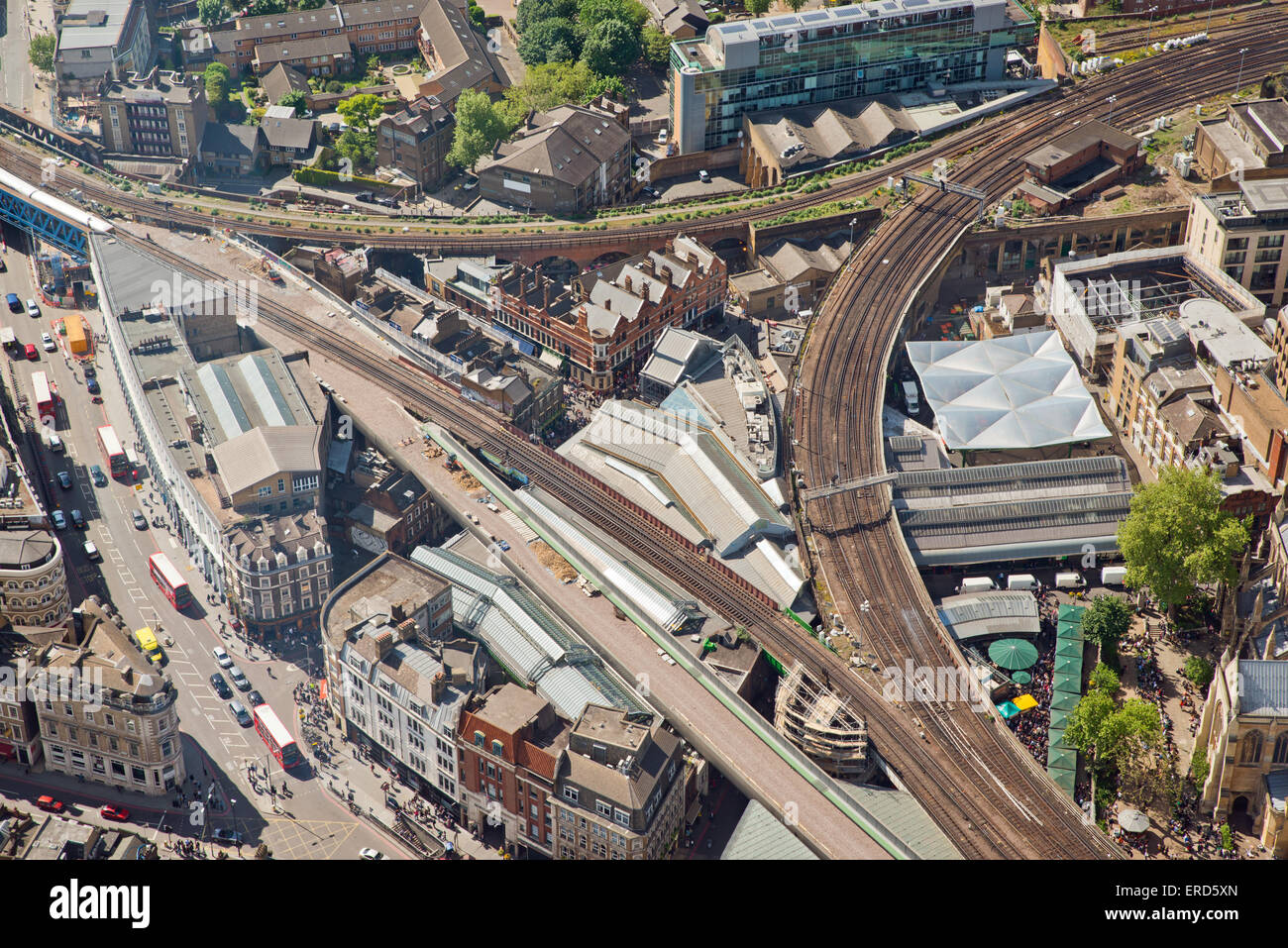 Vue aérienne de routes et de l'infrastructure ferroviaire au Royaume-Uni Londres Banque D'Images