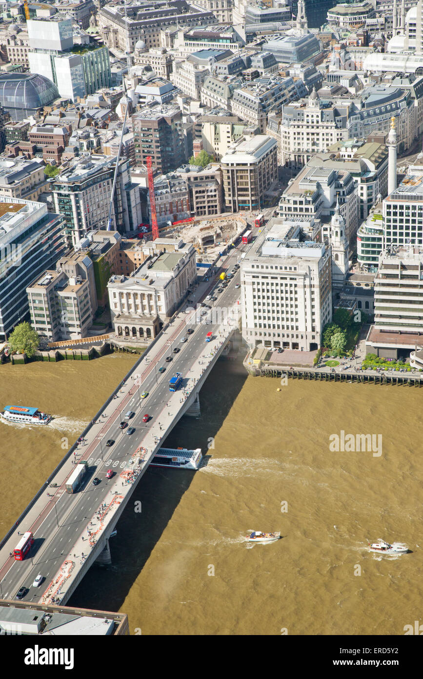 Vue aérienne de la Tamise et de l'infrastructure dans la ville de Londres Royaume-Uni Banque D'Images
