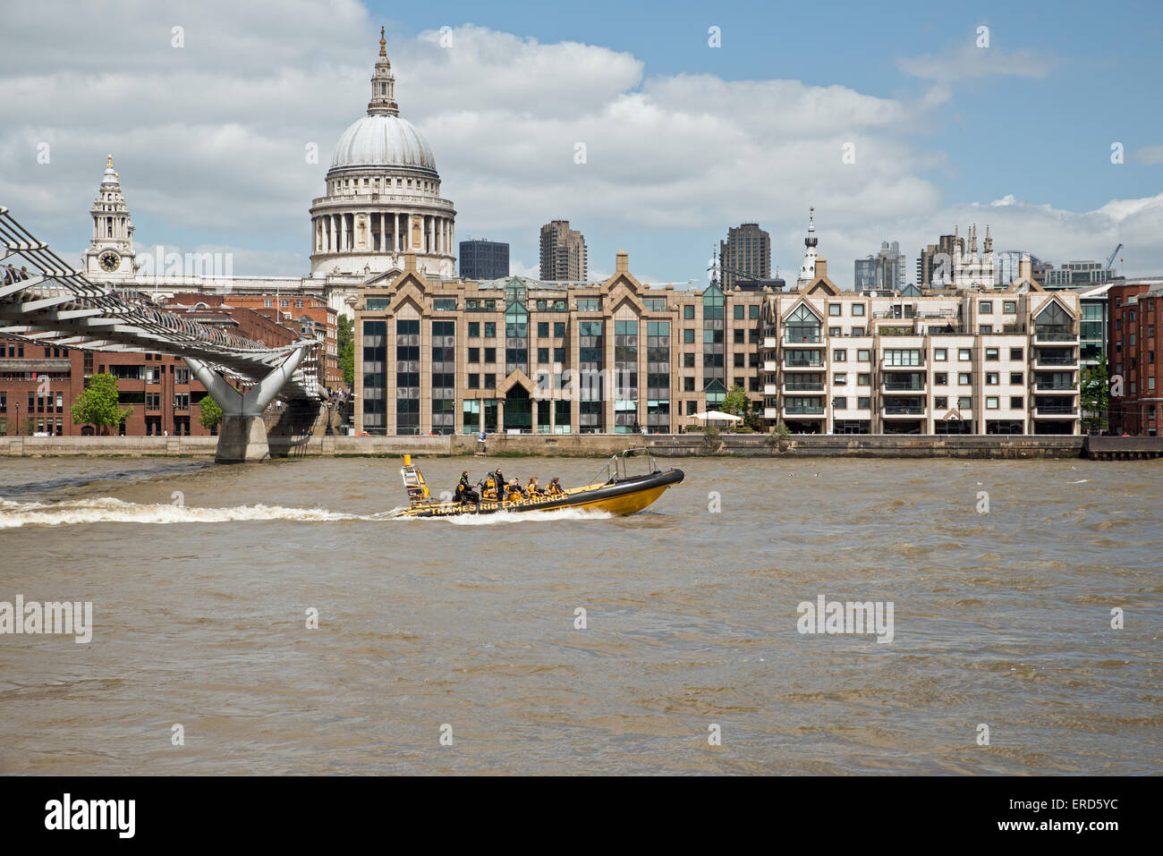 Vue sur la Tamise et la Cathédrale St Paul London United Kingdom Banque D'Images
