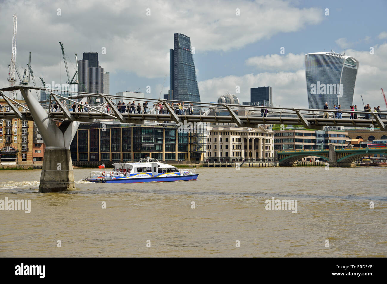 City River bateau de croisière sur la Tamise, avec des bâtiments de la ville et le Millennium Bridge London United Kingdom Banque D'Images