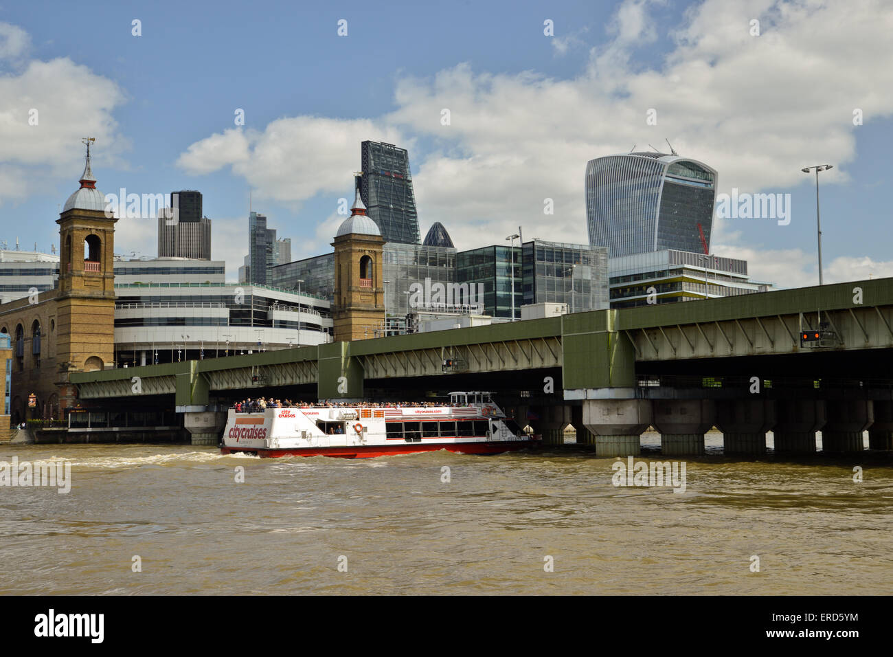 City River bateau de croisière sur la Tamise, avec des bâtiments de la Ville London United Kingdom Banque D'Images