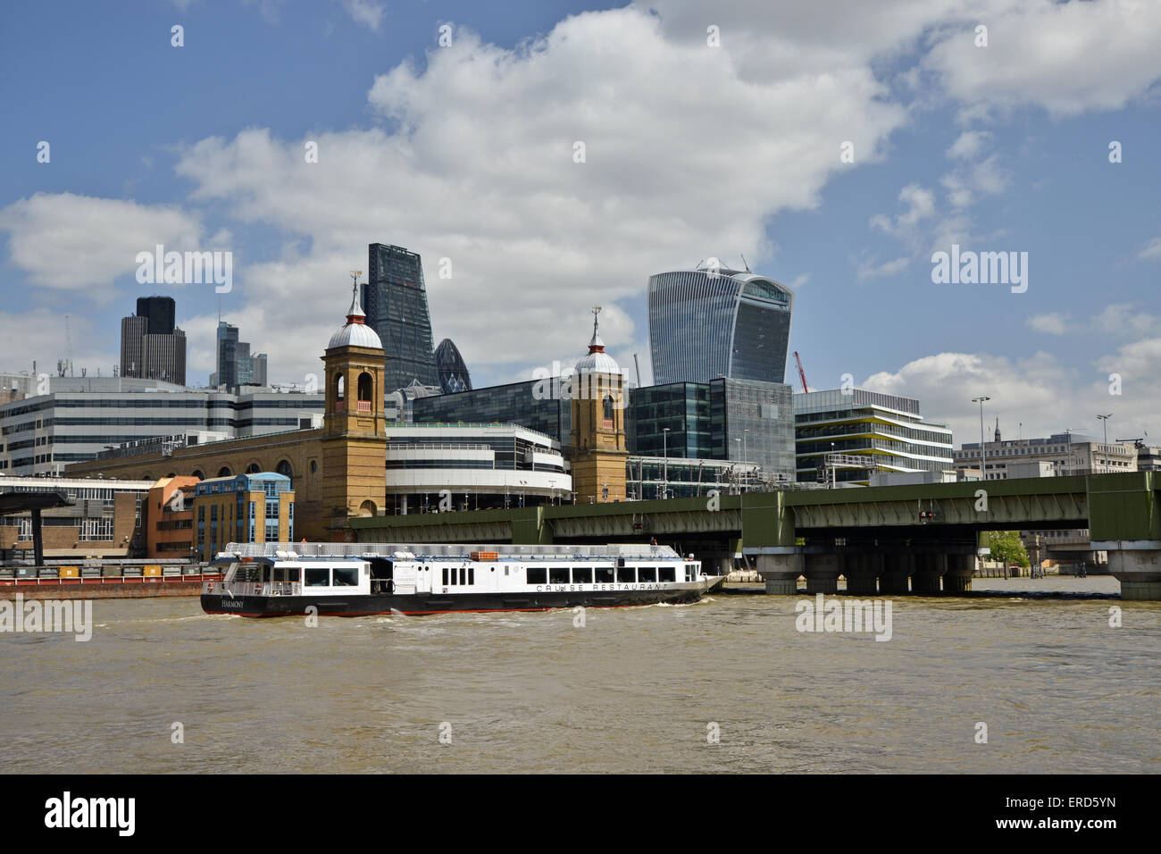 City River bateau de croisière sur la Tamise près de Cannon Street Railway Bridge avec des bâtiments de la Ville London United Kingdom Banque D'Images