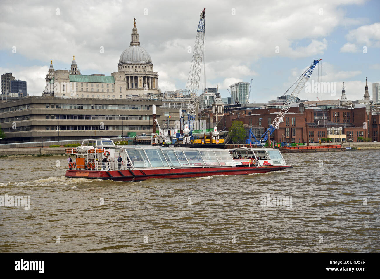 City River bateau de croisière sur la Tamise, avec en arrière-plan la cathédrale St Pauls Londres Royaume-Uni Banque D'Images