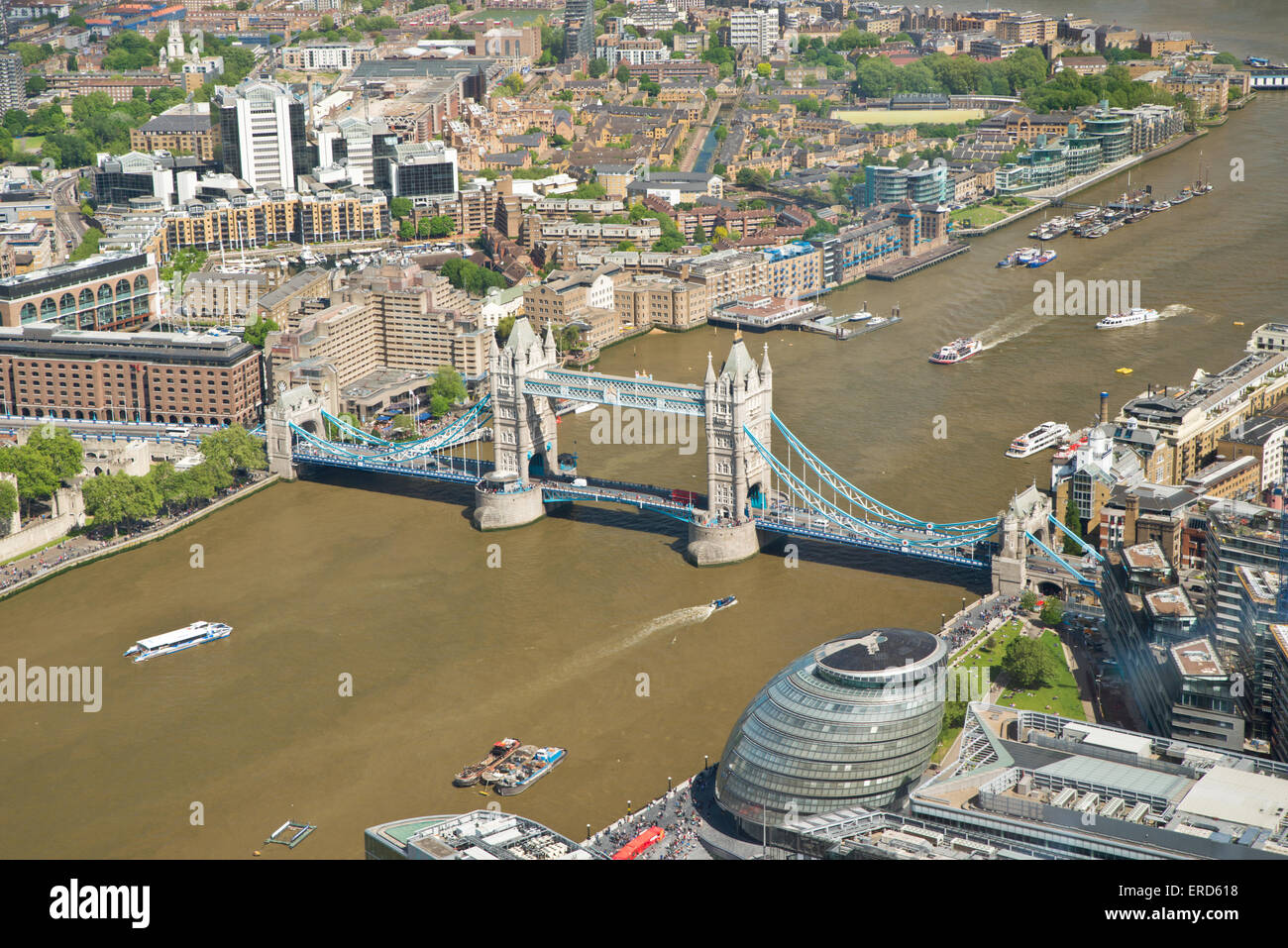 Vue aérienne de la Tamise et du Tower Bridge Banque D'Images