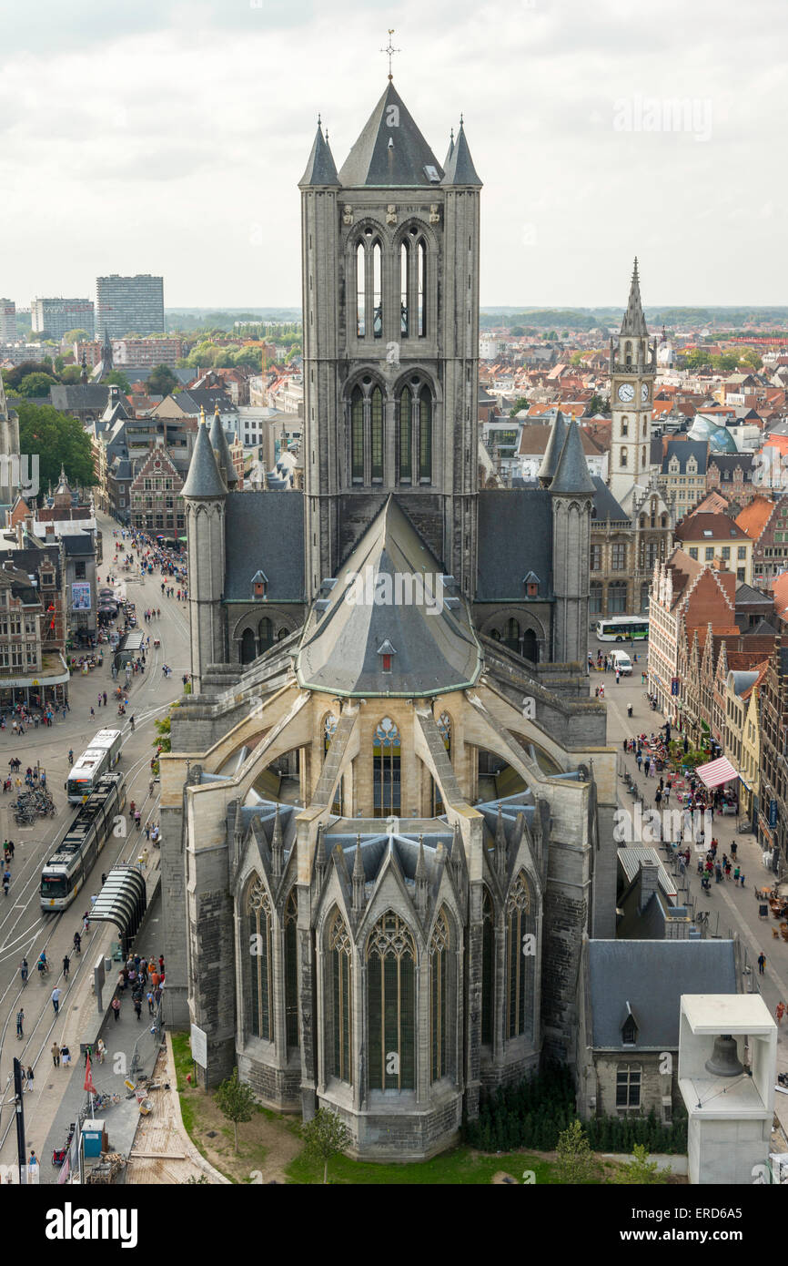 Voir l'église de Saint Nicholas' ('Sint' Niklaaskerk) vu de la tour de Belfort, Gand Belgique. Banque D'Images