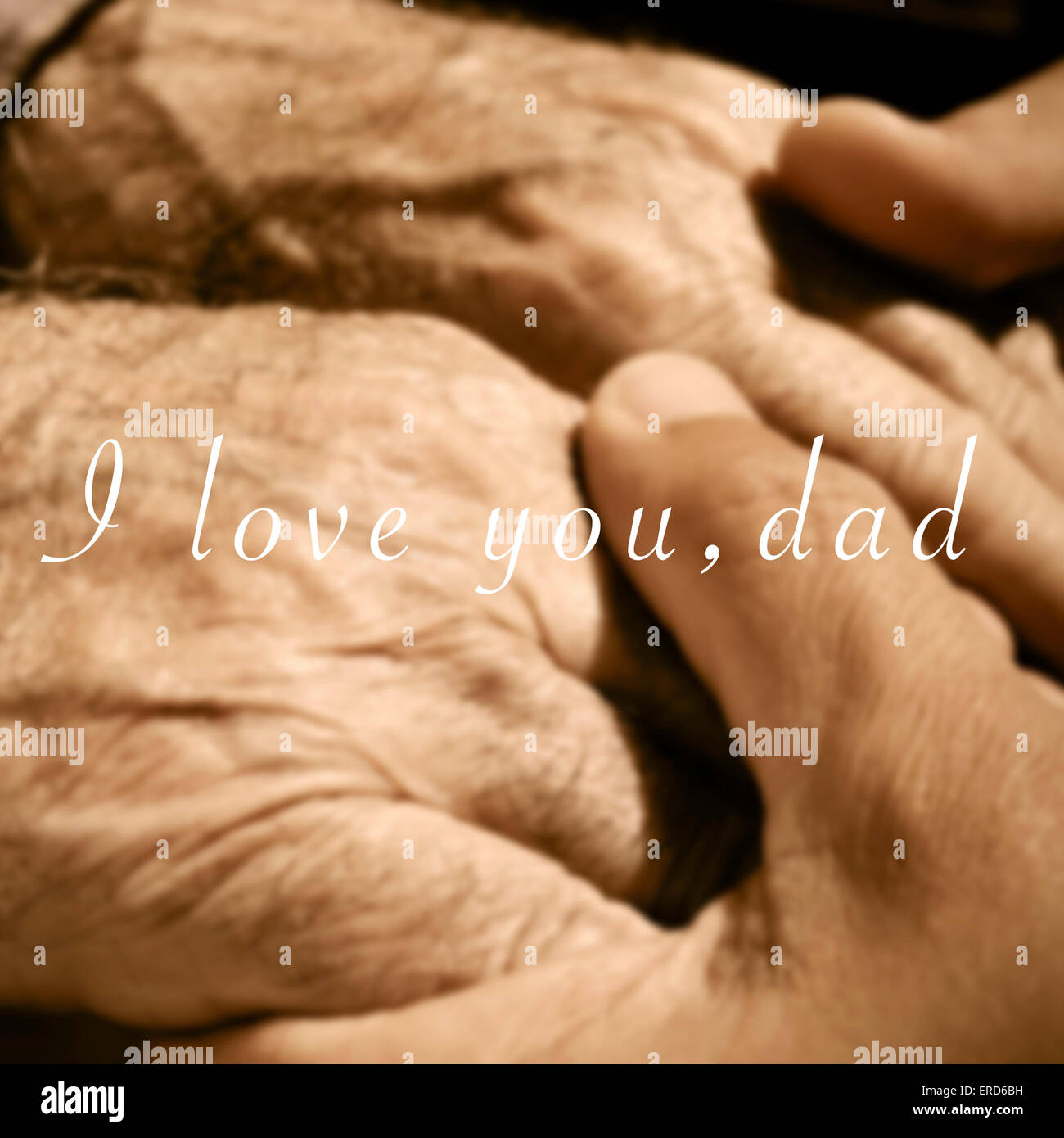 Gros plan des mains d'un jeune homme tenant les mains d'un vieil homme, et le texte que j'aime papa Banque D'Images