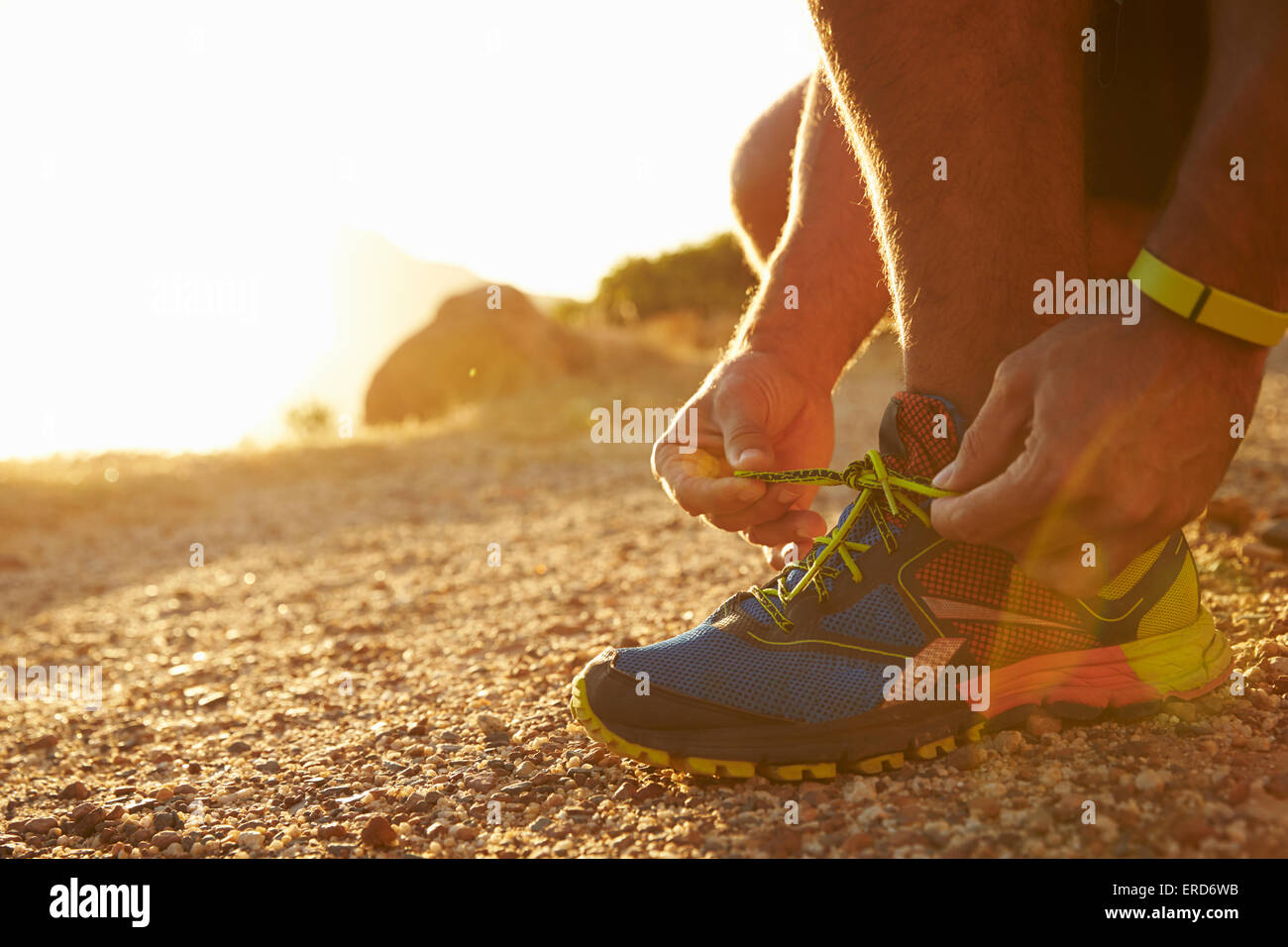 Portrait d'un homme faisant ses chaussures de course Banque D'Images