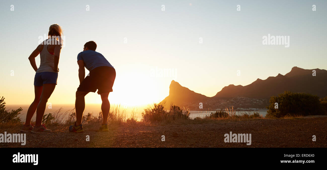 L'homme et de la femme après le jogging, le format letterbox Banque D'Images
