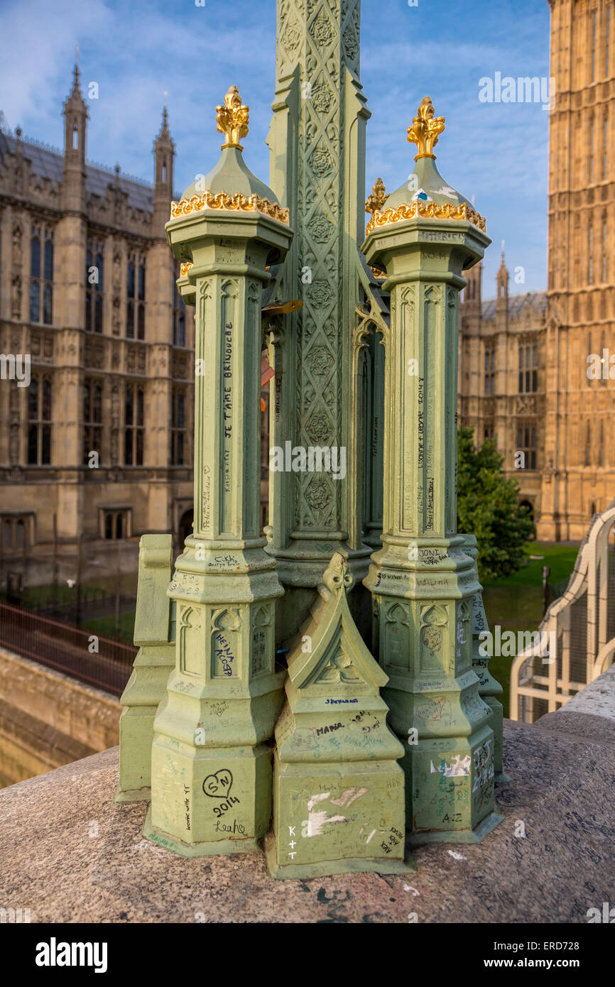 Royaume-uni, Angleterre, Londres. Graffiti sur lampadaire, Westminster Bridge. Banque D'Images