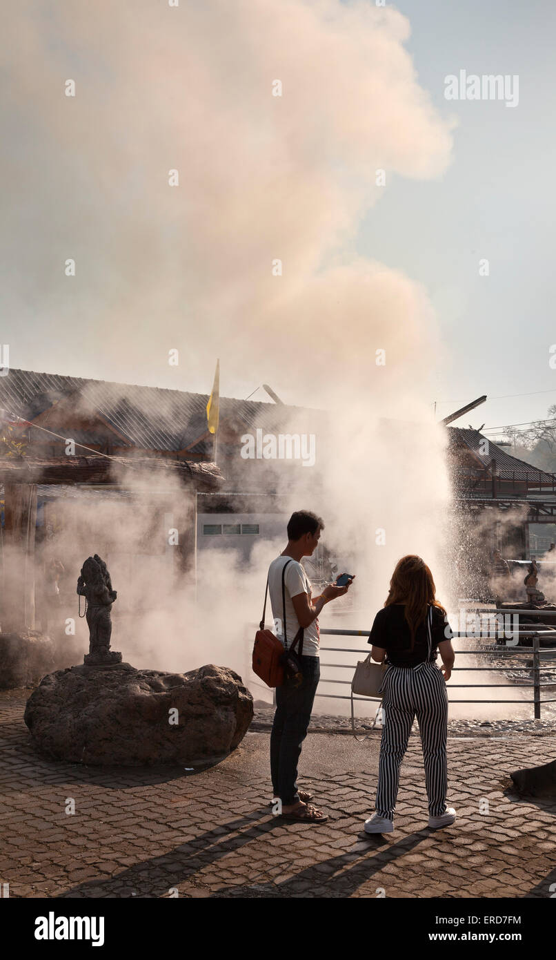 Geyser de Chiang Rai, Thaïlande source chaude. Les touristes de profiter du spectacle. Banque D'Images