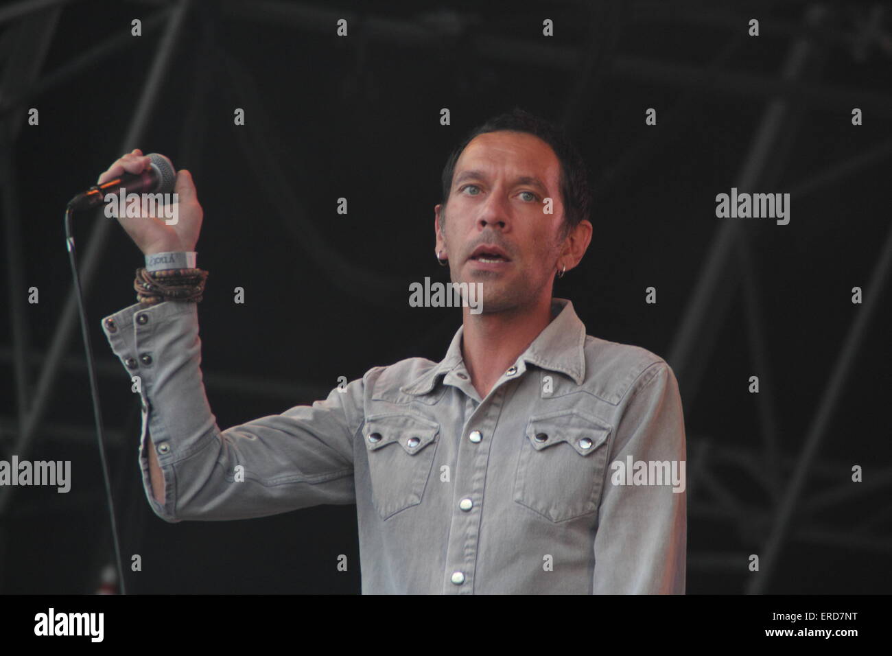 Rick Witter de faire sept joue sur la scène au Festival, Y'a pas Pikehall, Peak District, Derbyshire UK - été 2015 Banque D'Images