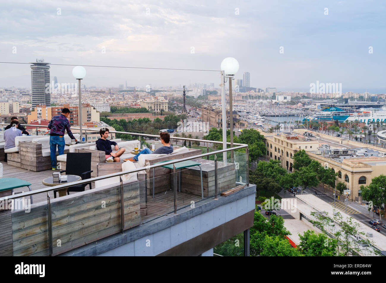 Les gens à la terrasse panoramique du restaurant Miramar, Montjuïc, Barcelone, Espagne Banque D'Images