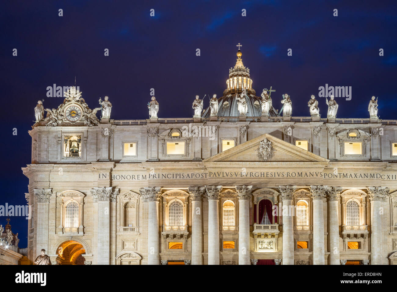 Cathédrale saint Pierre dans la nuit à Rome, Italie Banque D'Images